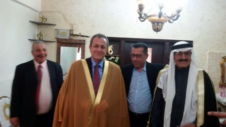 شاهد بالصور...سيف وعباءة أردنية على أكتاف القائم بإعمال السفير السوري في عمان