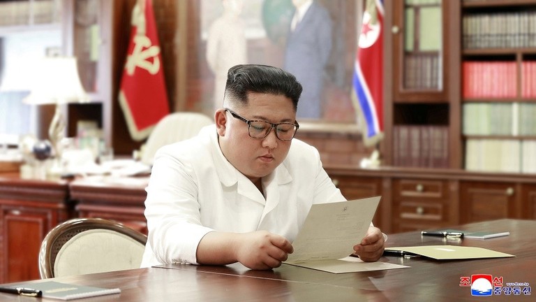 كوريا الشمالية تنشر صورة كيم وهو يقرأ رسالة حررها له ترامب