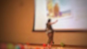 معلمة ترقص ببدلة رقص في مدرسة تثير استياءً واسعًا من الموطنيين.. تفاصيل