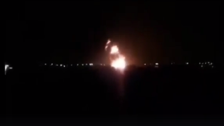 طائرات الجيش الليبي تدمر طائرة شحن تركية في مهبط الكلية الجوية في مصراتة