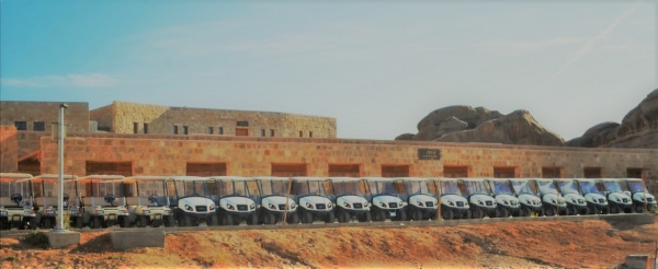 أسطول من السيارات الكهربائية لخدمة السياح في مدينة البتراء