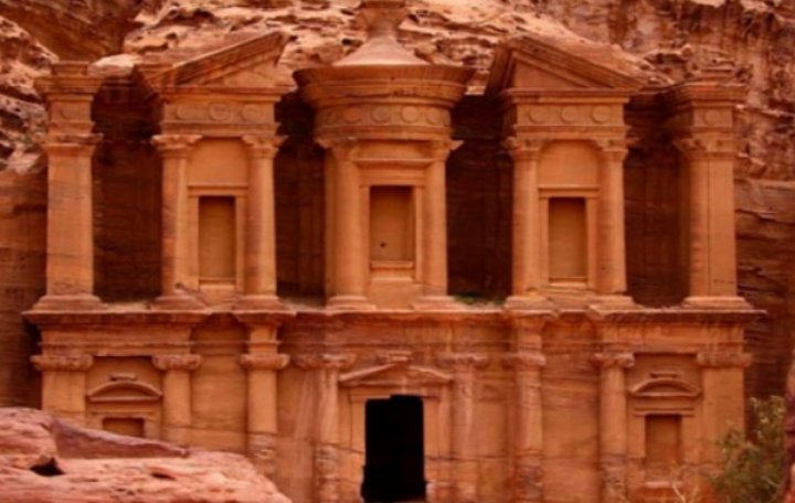 الفايز: مليون سائح زار الأردن في 2021