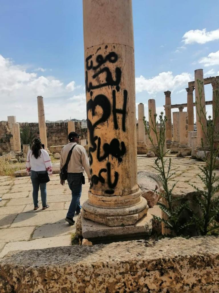 تشويه متعمد لأحد أعمدة جرش الأثرية بطلاء رشاش (صور)