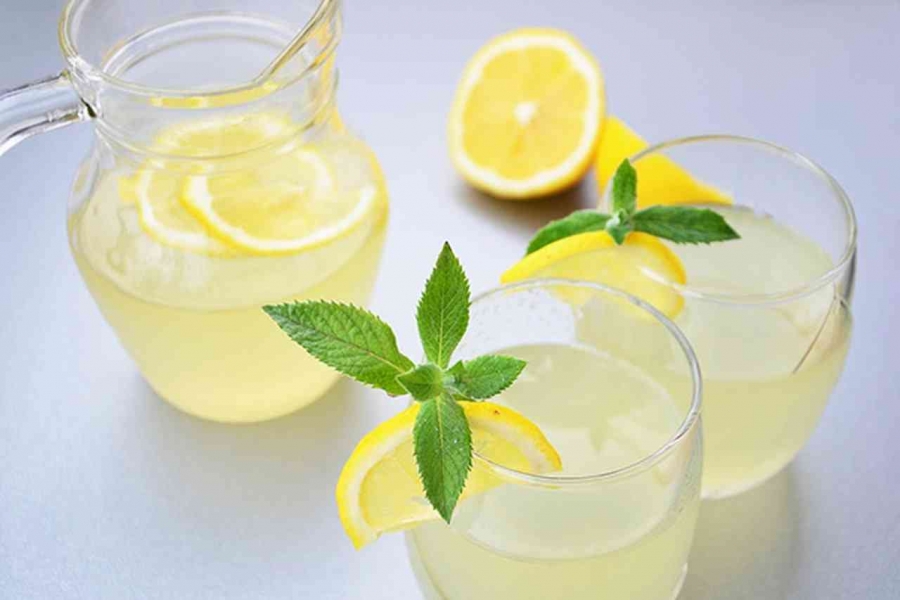 ماذا يحدث لجسمك عند شرب ماء الليمون؟