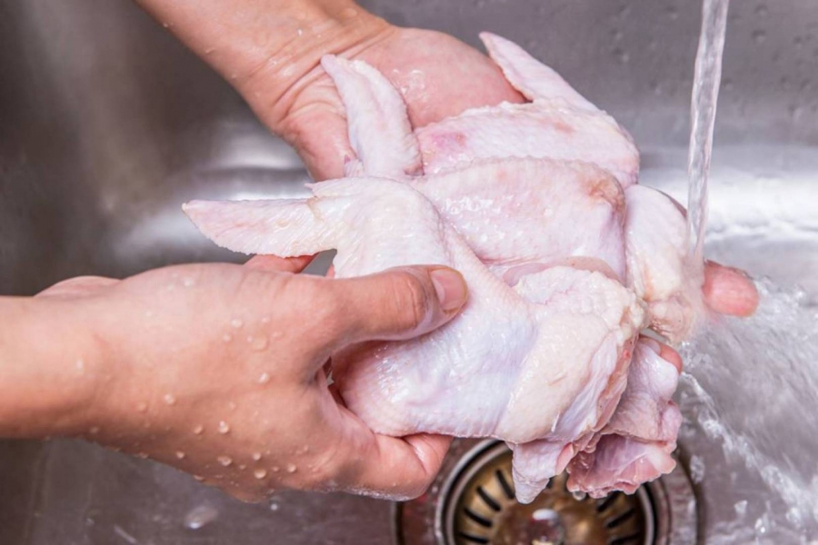 جدل غسل الدجاج مستمر.. طريقة واحدة فقط آمنة