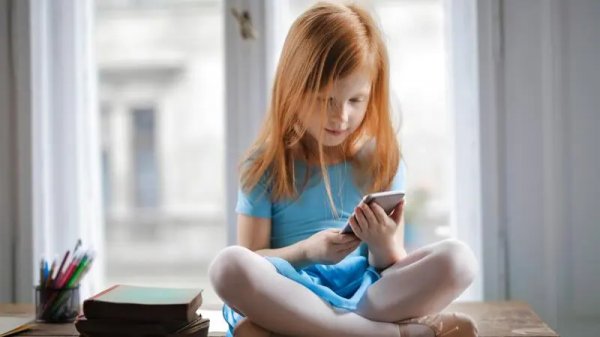 6 علامات تحذيرية على إدمان الأطفال على الهواتف الذكية