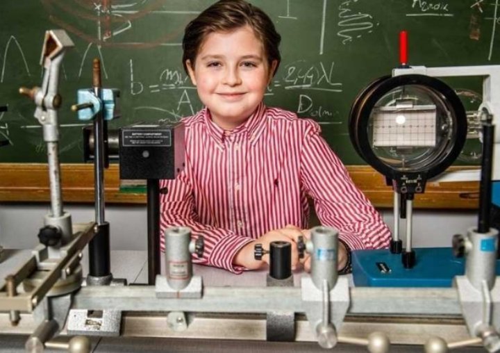 طفل يبلغ 12 عاماً يحصل على الماجستير في الفيزياء