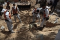 تقرير: دفن أكثر من 20 فلسطينًا أحياء داخل مجمع ناصر الطبي