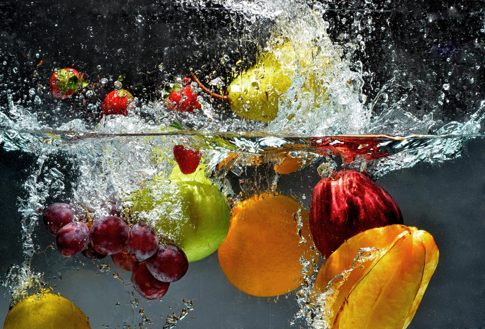 باحثون يحذرون من غسل الفواكه والخضروات بمواد التنظيف