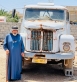 بعد فراق 35 عام  .... عراقي يلتقط صورة مع شاحنة كانت تقله للعمل بها