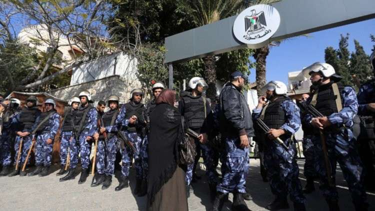 منع موظفي السلطة من دخول الوزارات في قطاع غزة