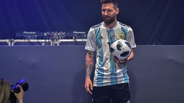 ميسي يقدم الكرة الرسمية لكأس العالم 2018