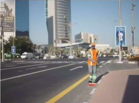 عبدالله بن كلبان.. مواطن تطوع لتنظيف شوارع دبي.