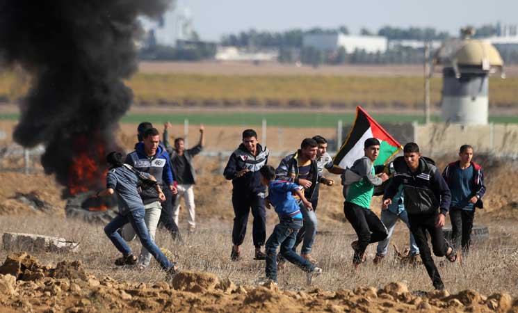 إصابة عشرات الفلسطينيين خلال مواجهات مع جيش الاحتلال في الضفة وغزة