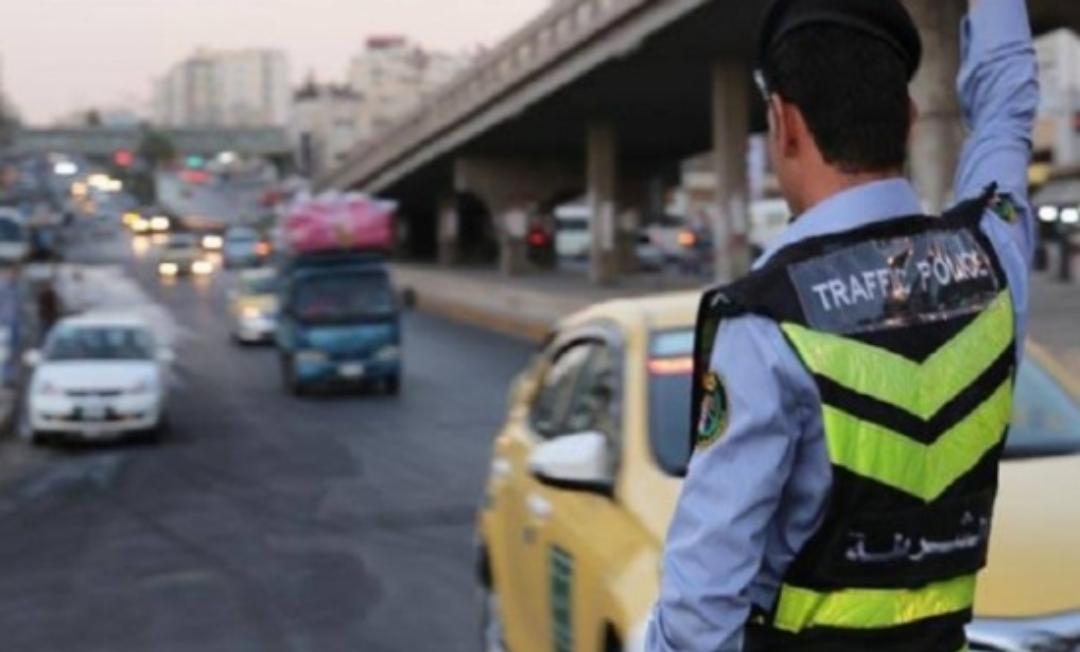 فلسطيني يُظهر جواز سفره لشرطي اردني .... وكانت المفاجأة !