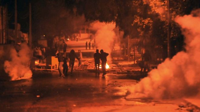 القبض على أكثر من 200 شخص في تونس مع استمرار الاحتجاجات