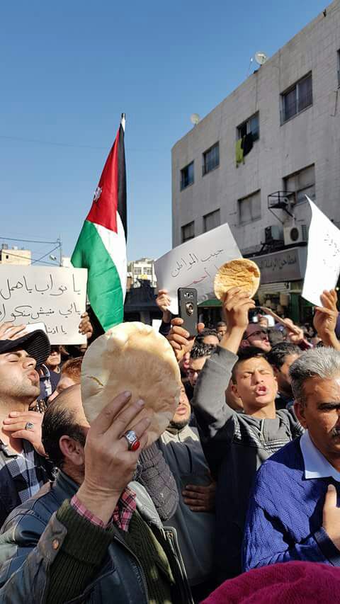 بالصور........مسيرة في عمان احتجاجا على ارتفاع الأسعار.