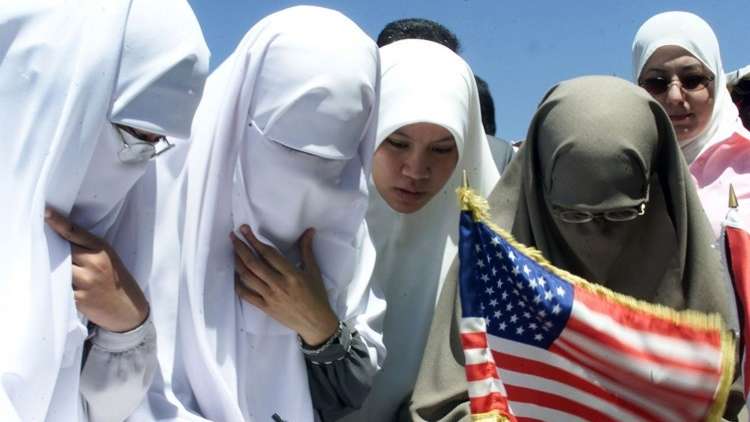 180 ألف دولار لثلاث نساء أجبرن على خلع الحجاب