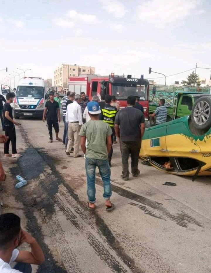 انقلاب مركبة في الجويدة بعد فقدان سائقها السيطرة.