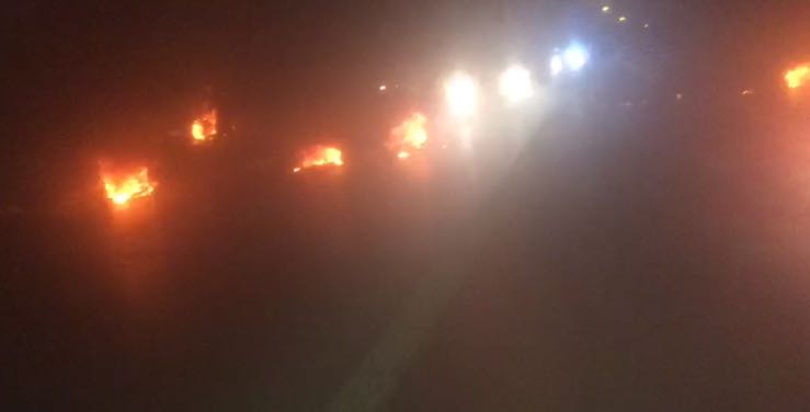 إغلاق طريق إربد عمان بالإطارات المشتعلة.