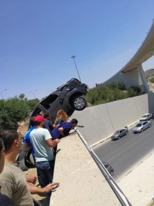 شاهد بالصور .. اصابة فتاة في حادث تدهور مروع على طريق المطار