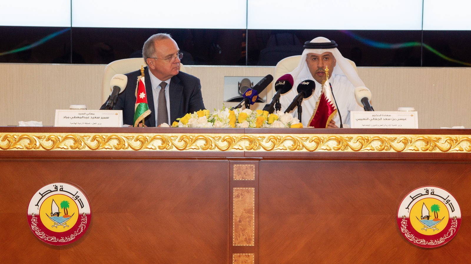 وزير العمل  يعقد مؤتمر صحفي عقب إجتماعه مع نظيره القطري وزير التنمية الإدارية والعمل والشؤون الإجتماعية.