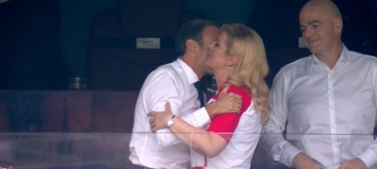 جدل حول قبلة الرئيس إيمانويل ماكرون لرئيسة كرواتيا بعد نهائي كأس العالم روسيا 2018 فيديو.