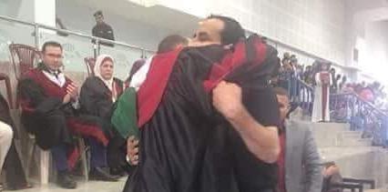 والد الطالب المرحوم حمزة الزواهره....يتسلم شهادتهِ الجامعية.