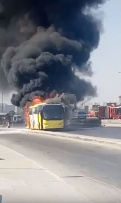 بالفيديو: حريق يلتهم حافلة سياحية على الطريق الدائري في مصر وتوقف حركة المرور.