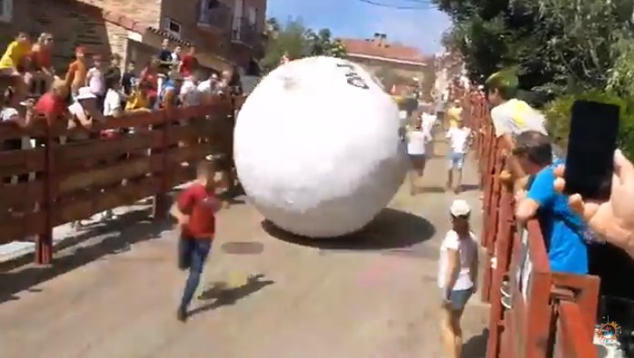 كرة عملاقة تسحق رجلا في مهرجان في إسبانيا (فيديو).