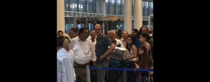 شاهد بالفيديو مسافر في مطار بيروت: تحتاجون مثل محمد بن سلمان يقطع فسادكم بحد السيف.