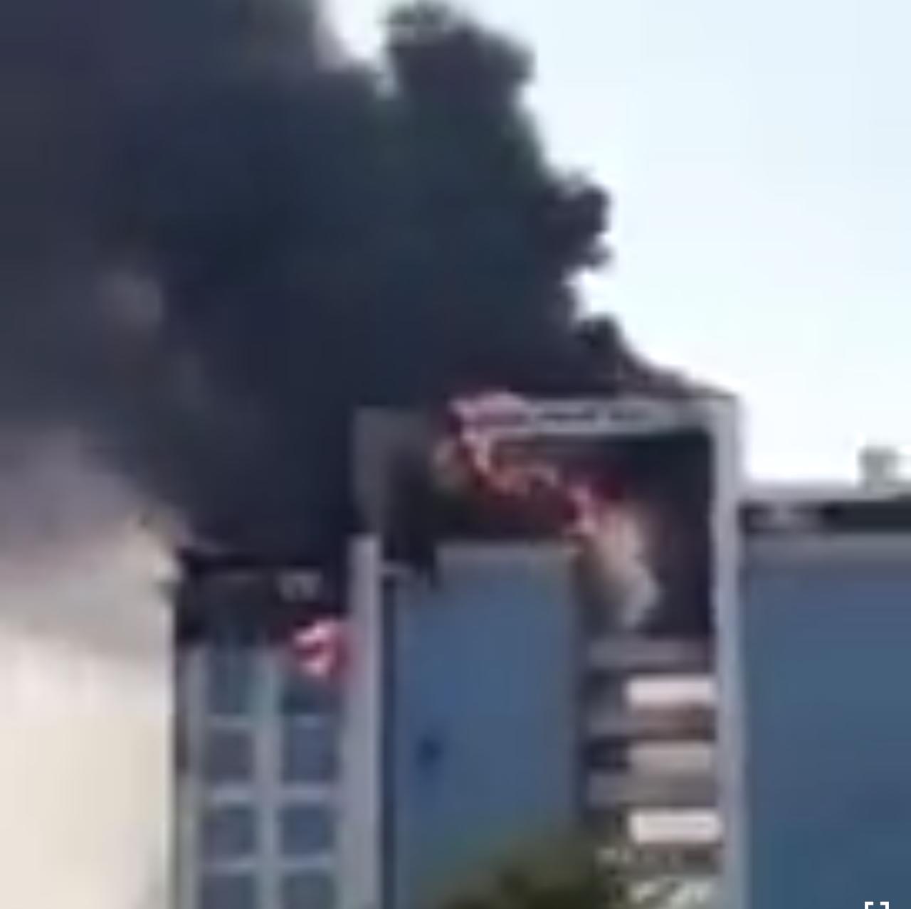 حريق هائل يلتهم مبنى النيابة العامة في الدمام بالسعودية... فيديو