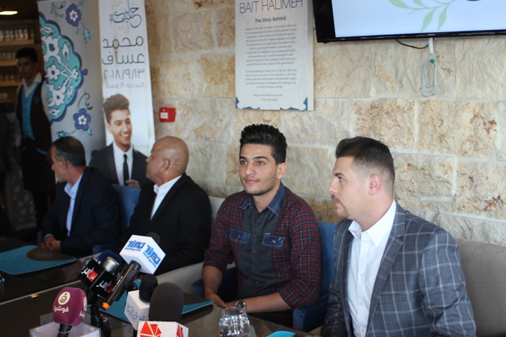 مؤتمر صحفي لصوت فلسطين محمد عساف في مطعم بيت حليمة.