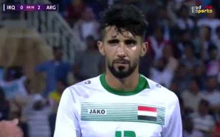 لاعب المنتخب العراقي يتلقى نبأ وفاة والدته أثناء سير مباراة منتخب بلاده مع الأرجنتين.