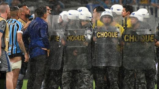قوات مكافحة الشغب تتدخل لتسديد ركلة جزاء في مباراة بين بطلي الأرجنتين والبرازيل.