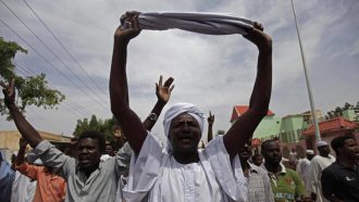 الشرطة السودانية تفرق محتجين أمام القصر الرئاسي في الخرطوم