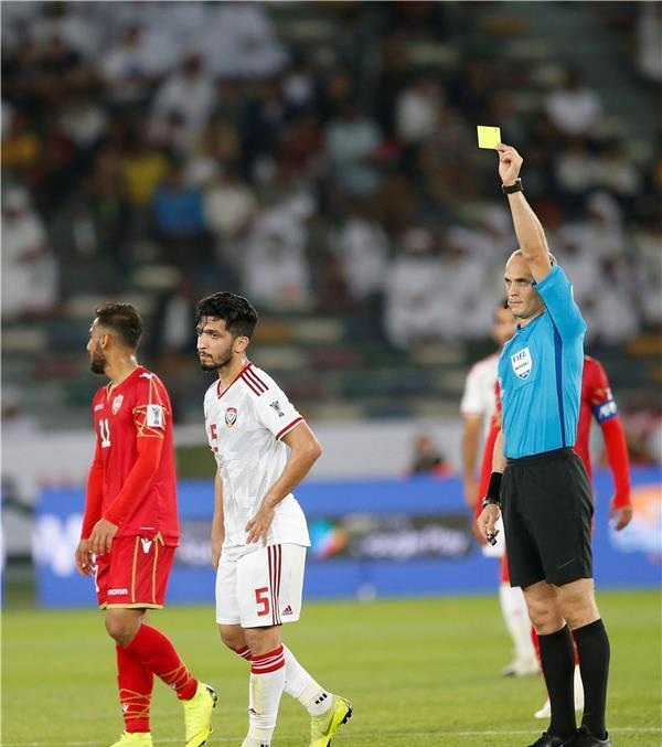 الحكم الأردني ادهم المخادمة يثير الجدل في إفتتاحية بطولة كأس أمم آسيا