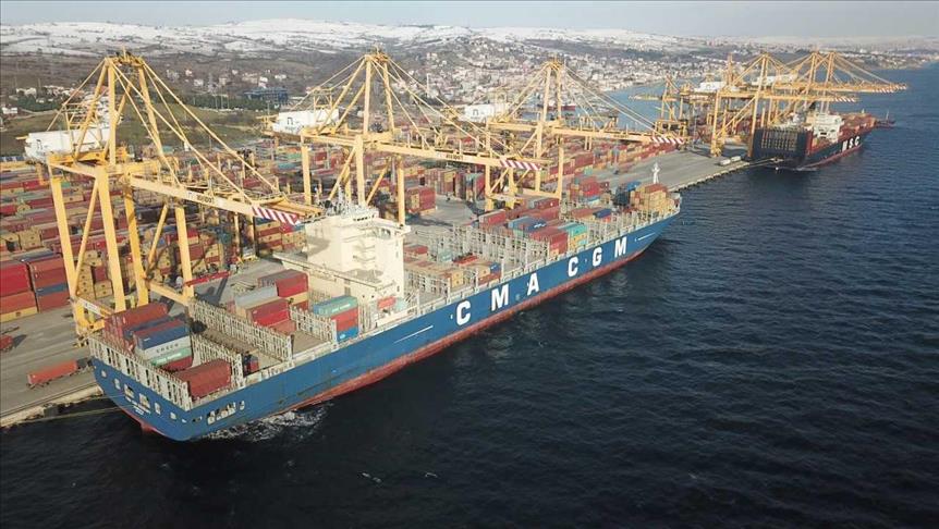 سفينة عملاقة بطول 300 متر ترسوا إلى أكبر ميناء بتركيا