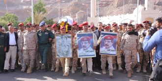 اليمن.. تشييع رسمي وشعبي مهيب للواء طماح في عدن.. صور