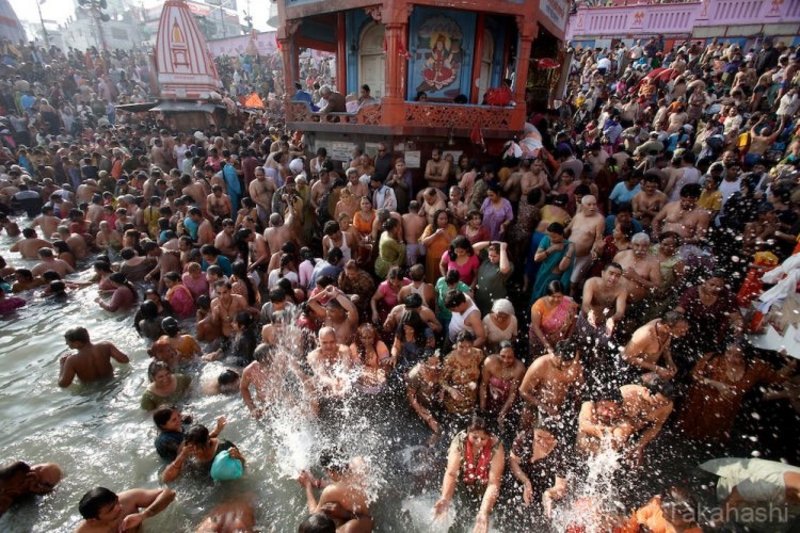 150 مليون شخص يغتسلون في ملتقى نهرَيْن بالهند.. تعرَّف على السبب... صور