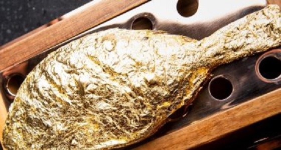 مطعم خليجي يقدم طبق سمك بالذهب... صور