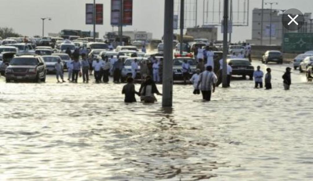 وفاة 12 شخصا جراء السيول في السعودية.. صور