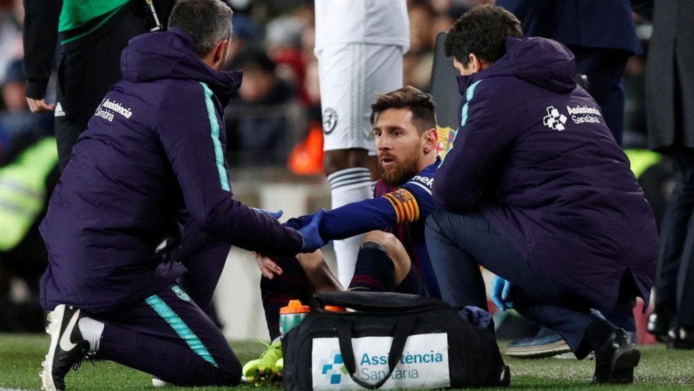 إصابة ميسي في مباراة برشلونة وفالنسيا قد تبعده عن مواجهة الكلاسيكو.