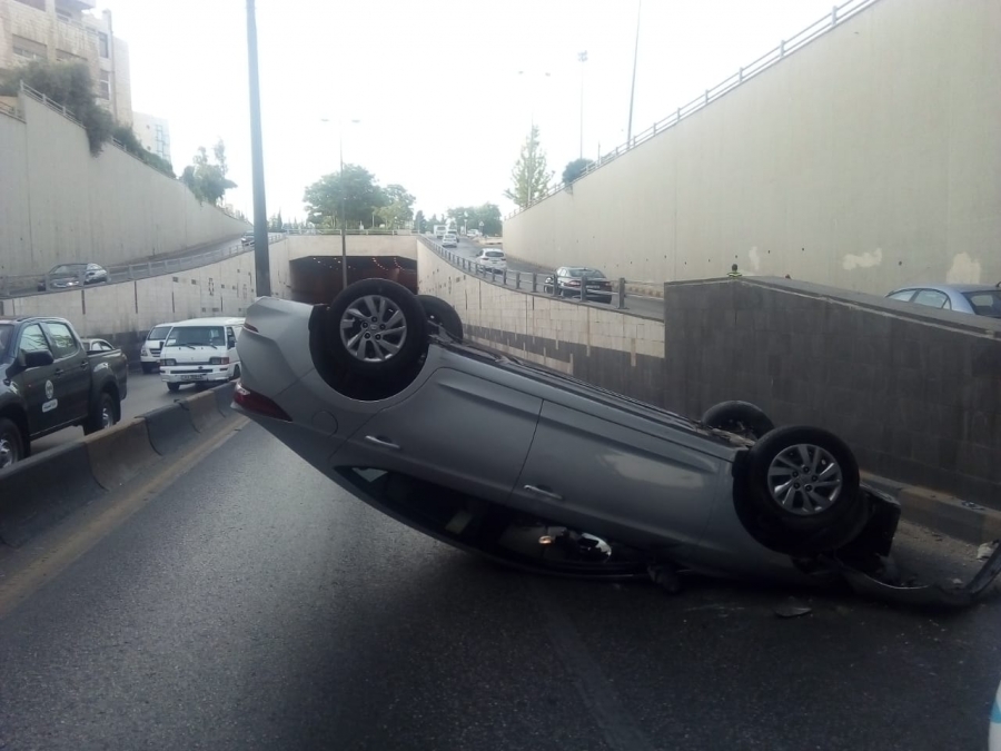 بالصور.... انقلاب مركبة على مدخل نفق الدوار الرابع