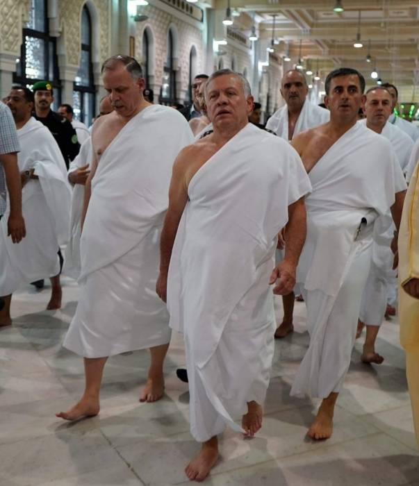 الملك يؤدي مناسك العمرة... صور وفيديو