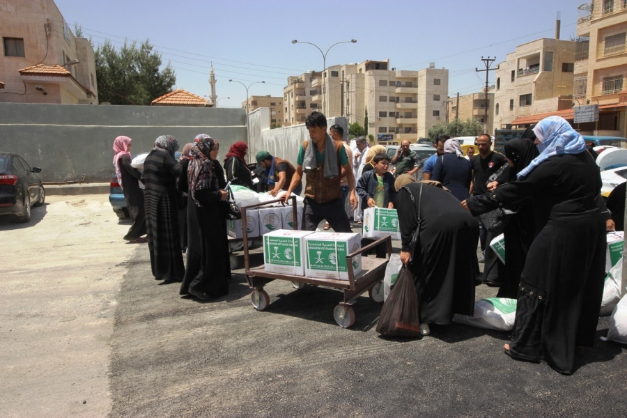 فرع مركز الملك سلمان بالأردن يوزع 48 طناً من السلال الرمضانية على اللاجئين السوريين في الاردن