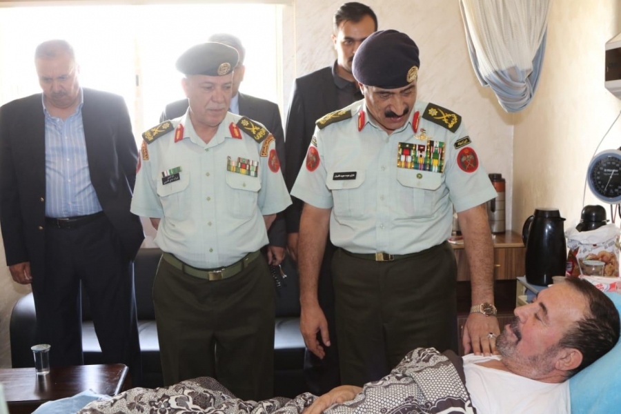 بالصور...القوات المسلحة تعود المرضى العاملين والمتقاعدين العسكريين الذين يرقدون على أسرة الشفاء