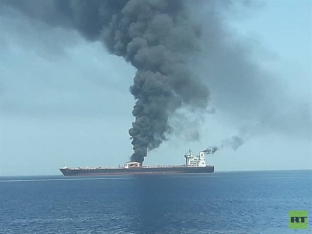 غرق ناقلة نفط بعد إنقاذ 44 بحارا من السفينتين المنكوبتين ونقلهم إلى ميناء جاسك الإيراني