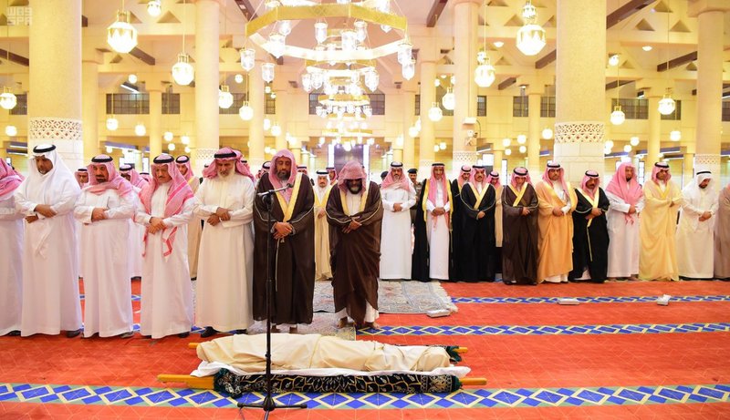أمير الرياض يؤدي صلاة الميت على محمد بن متعب بن جلوي