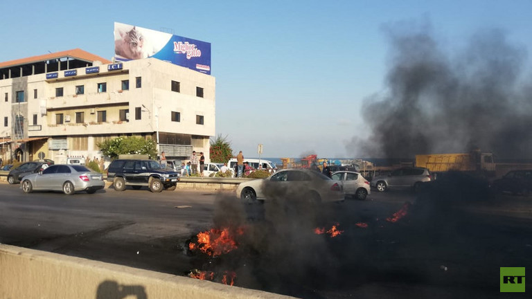 العسكريون المتقاعدون في لبنان يغلقون الطرق المؤدية إلى العاصمة
